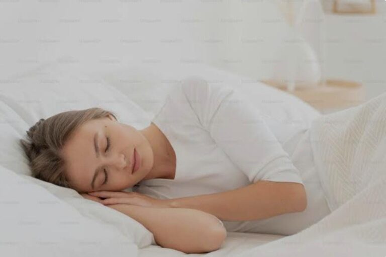 Late Nights = More Cravings! How Sleeping Early Helps You Stay on Track